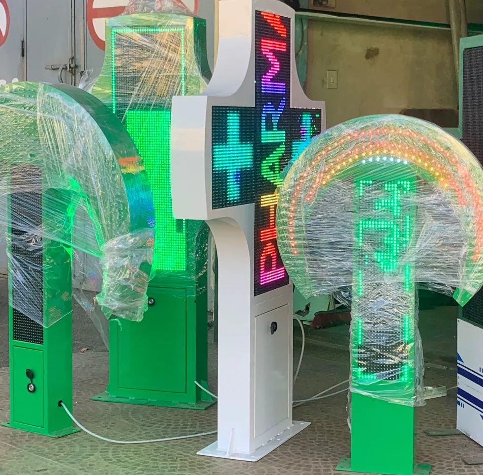 Croix de pharmacie LED pleine couleur et verte en atelier chez Fekra Systems